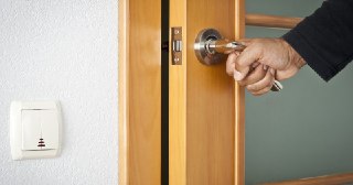 Установка дверей Севастополь цена от 1361 руб.
